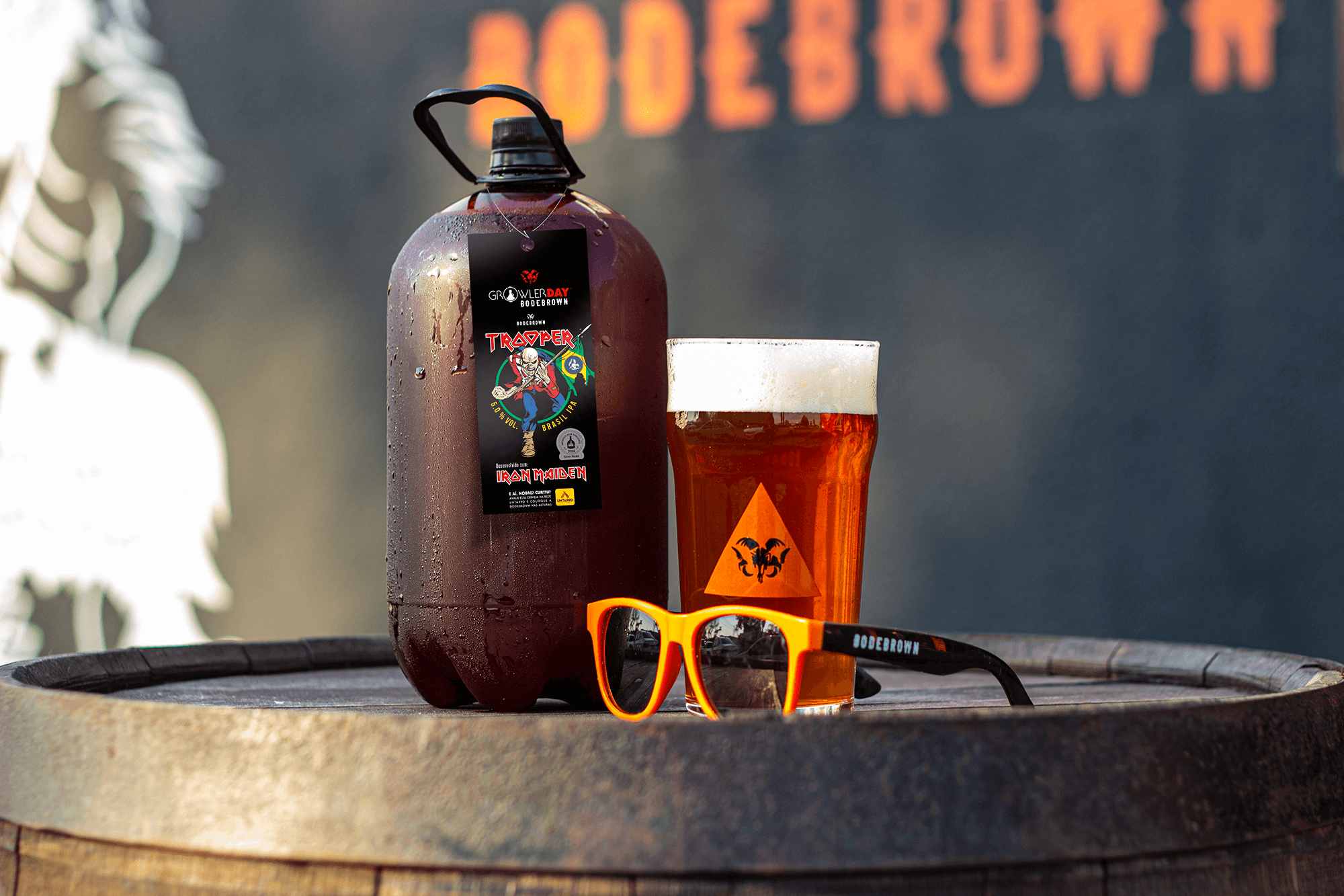 Cerveja e growler com copo de cerveja